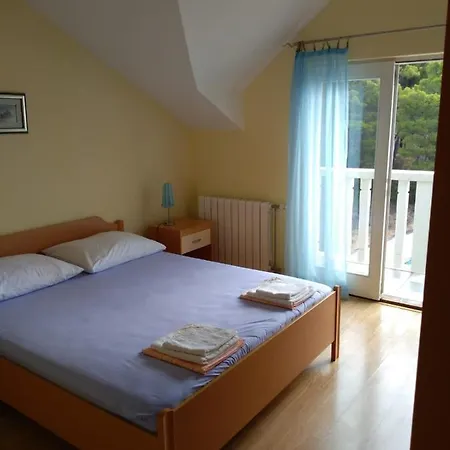 Elvira * Sveta Nedelja (Hvar)