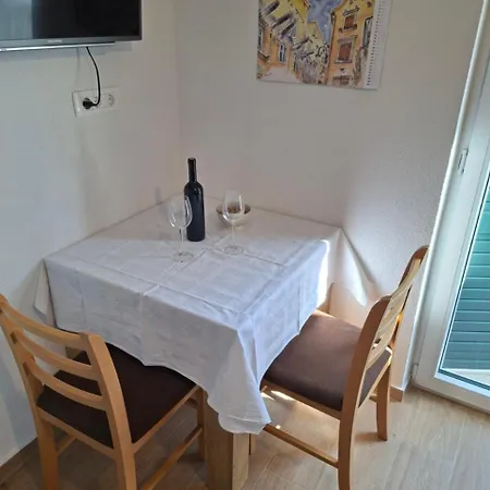 Elvira * Sveta Nedelja (Hvar)