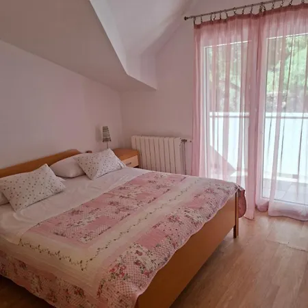 Elvira * Sveta Nedelja (Hvar)